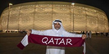 Un tifoso del Qatar in posa davanti al Thumama Stadium prima della semifinale della FIFA Arab Cup 2021 tra Qatar e Algeria, a Doha (foto Ansa)