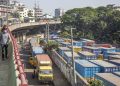 Camion in corteo per lo sciopero contro l'aumento dei prezzi del carburante a Dacca, Bangladesh