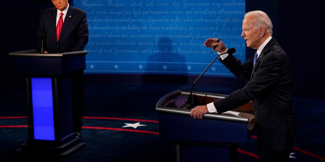 Donald Trump, a sinistra, e Joe Biden durante l'ultimo dibattito televisivo prima delle elezioni presidenziali del 2020, il 22 ottobre (foto Ansa)