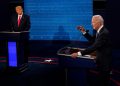 Donald Trump, a sinistra, e Joe Biden durante l'ultimo dibattito televisivo prima delle elezioni presidenziali del 2020, il 22 ottobre (foto Ansa)