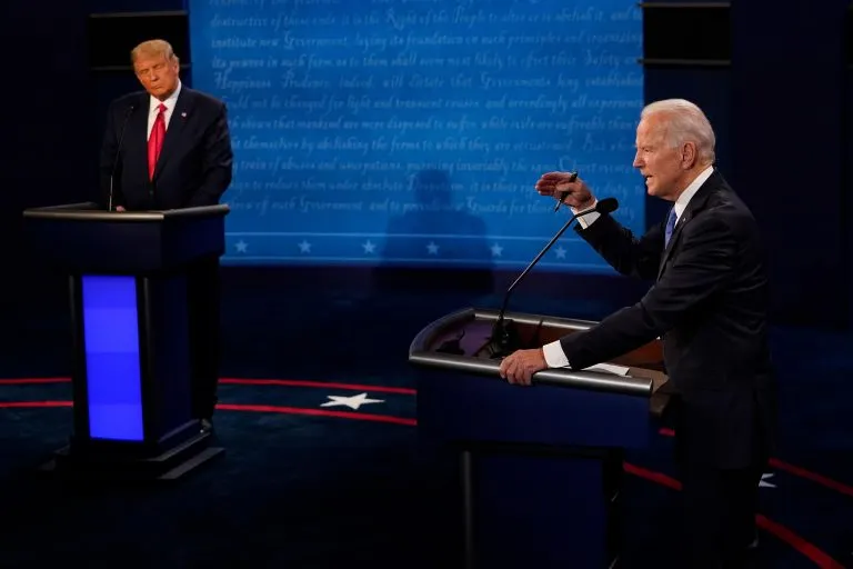 Il testacoda dei giornalisti che si chiedono se criticare Biden vuol dire riabilitare Trump