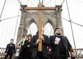 Via crucis nel 2019 sul ponte di Brooklyn, a New York, negli Usa