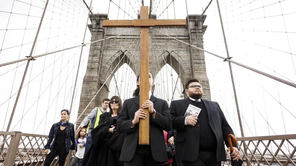 Via crucis nel 2019 sul ponte di Brooklyn, a New York, negli Usa