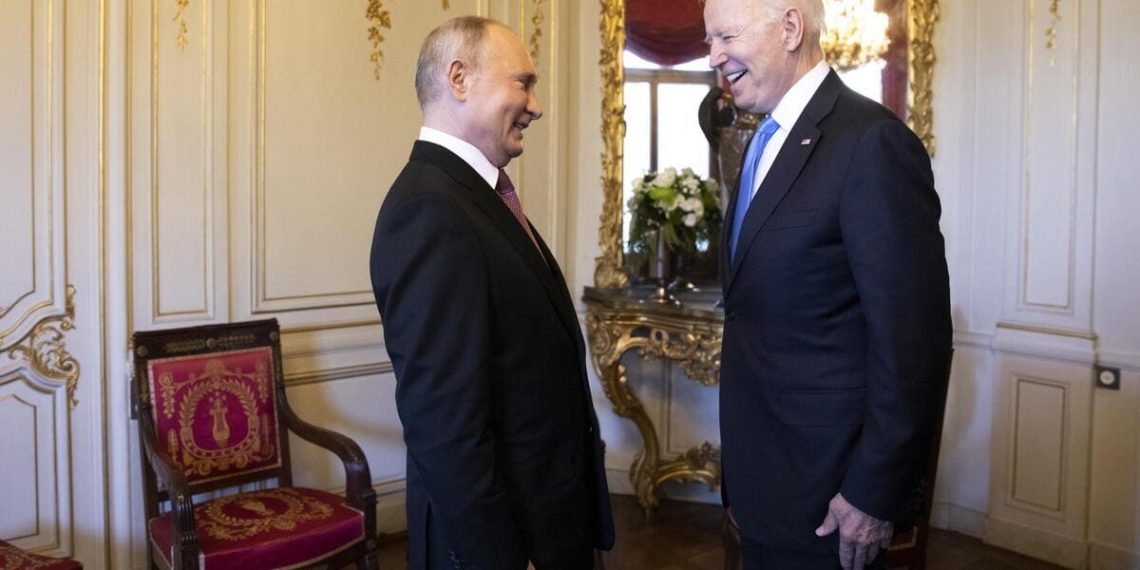 Il presidente russo, Vladimir Putin, e quello americano, Joe Biden, durante il loro ultimo incontro, lo scorso giugno (foto Ansa)