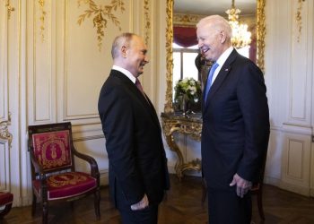 Il presidente russo, Vladimir Putin, e quello americano, Joe Biden, durante il loro ultimo incontro, lo scorso giugno (foto Ansa)