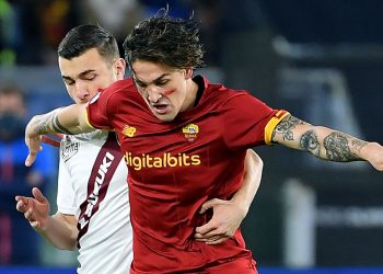 Nicolò Zaniolo della Roma e Alessandro Buongiorno del Torino con un segno rosso sulla faccia contro la violenza sulle donne