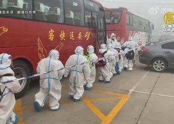 I 4040 studenti di un istituto di Anyang, in Cina, vengono portati in quarantena dopo la scoperta di alcuni casi Covid a scuola