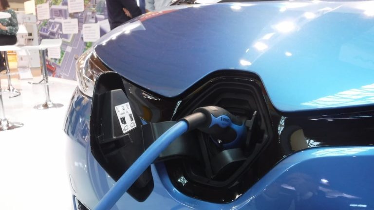 Auto elettriche. «Il ceto medio non potrà permettersi la macchina»