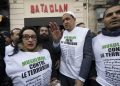 Manifestazione di "Musulmani contro il terrorismo" di fronte al Bataclan, a Parigi, nel novembre 2017, due anni dopo gli attentati (foto Ansa)