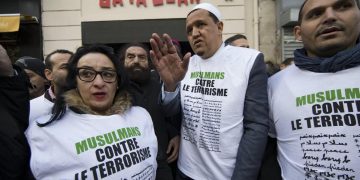 Manifestazione di "Musulmani contro il terrorismo" di fronte al Bataclan, a Parigi, nel novembre 2017, due anni dopo gli attentati (foto Ansa)