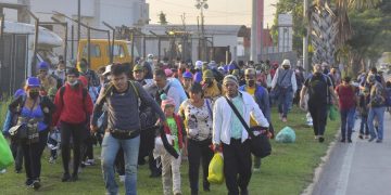 Migranti dell'Honduras e del Nicaragua in marcia verso gli Stati Uniti a San Pedro Sula, Honduras, lo scorso 15 gennaio (foto Ansa)