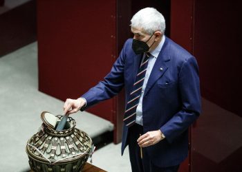 il senatore Pier Ferdinando Casini vota per l'elezione del Capo dello Stato