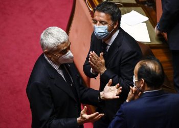 Pierferdinando Casini (a sinistra) e Matteo Renzi nell'aula del Senato nel marzo 2021 (foto Ansa)