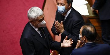Pierferdinando Casini (a sinistra) e Matteo Renzi nell'aula del Senato nel marzo 2021 (foto Ansa)