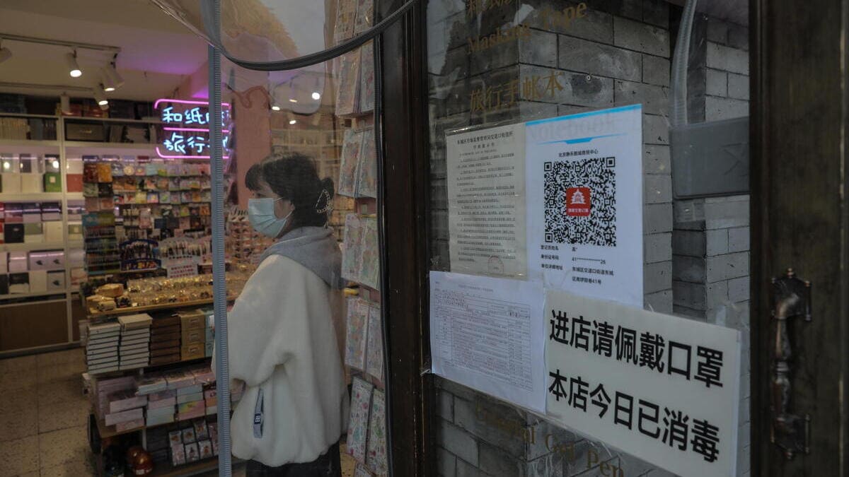 Un negozio a Pechino, in Cina, mostra all'ingresso un Qr Code che i clienti devono scannerizzare per poter entrare