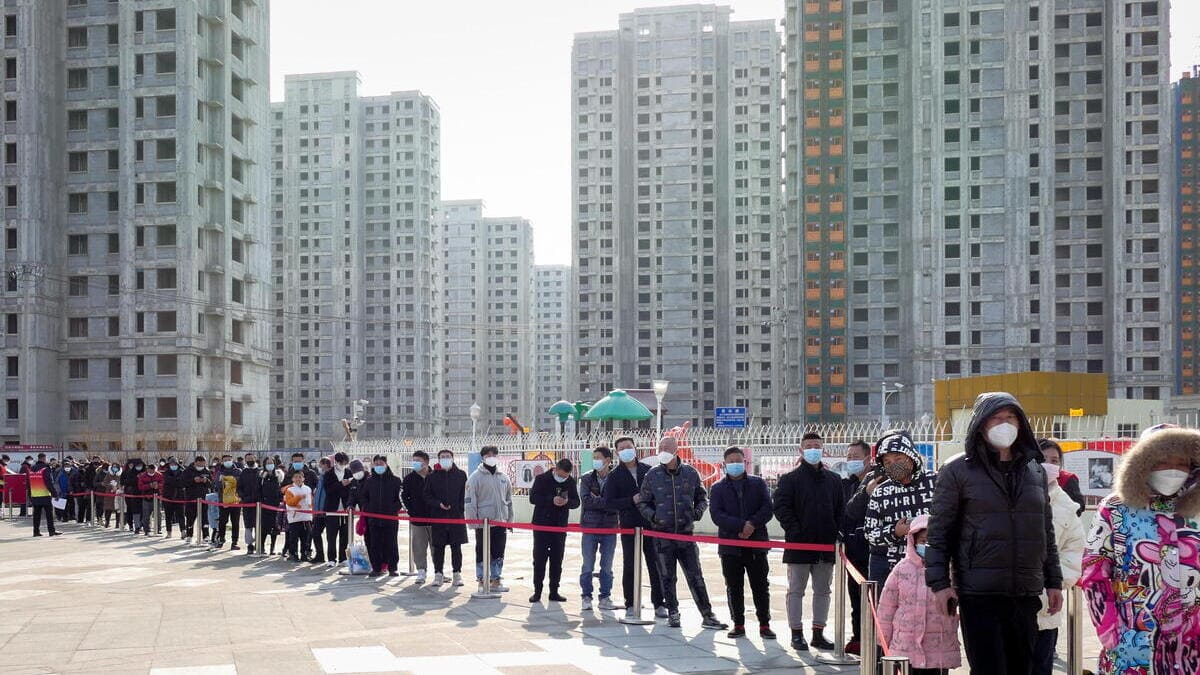 Abitanti di Tianjin in coda in Cina per effettuare il tampone obbligatorio imposto a tutta la città