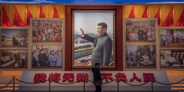Una donna visita il museo del Partito comunista cinese in Cina