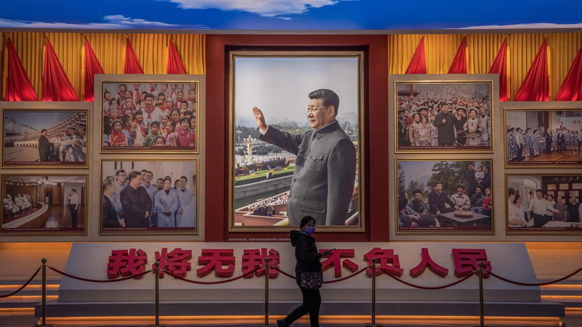 Una donna visita il museo del Partito comunista cinese in Cina