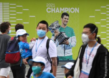 Il tabellone degli Australian Open 2022 con la foto di Djokovic, campione un anno fa (Ansa)