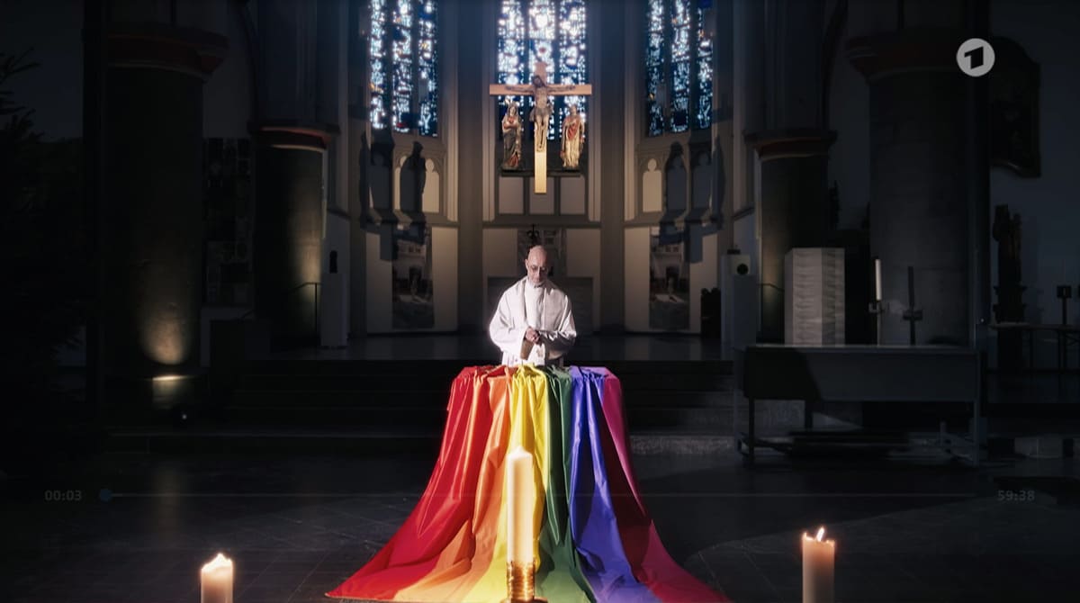 Un frame del documentario sul coming out di 125 membri della Chiesa tedesca, uscito il 24 gennaio