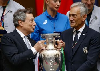 Il premier Mario Draghi e il presidente della Figc Gabriele Gravina festeggiano la vittoria dell'Europeo, la scorsa estate (foto Ansa)