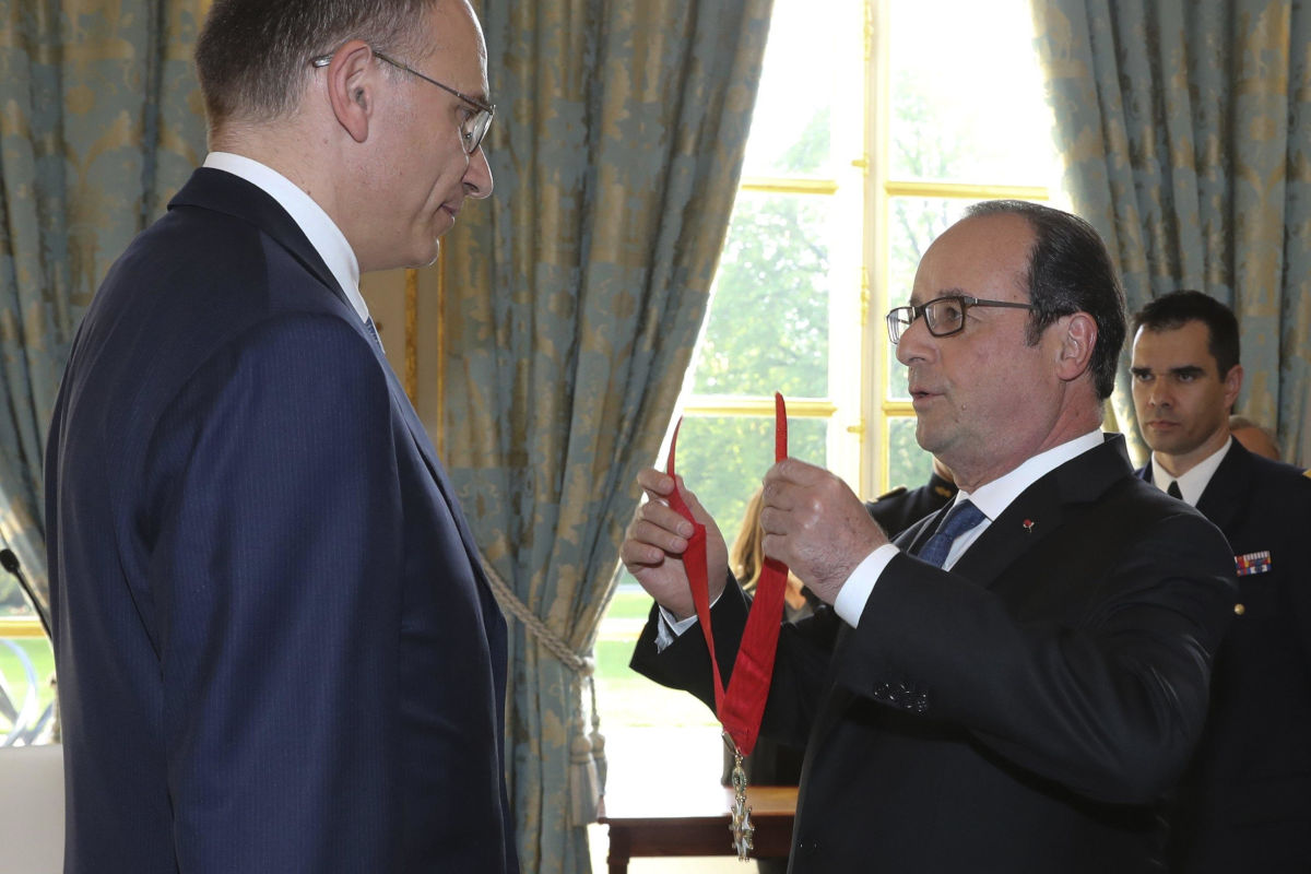 François Hollande consegna la Legione d'onore a Enrico Letta