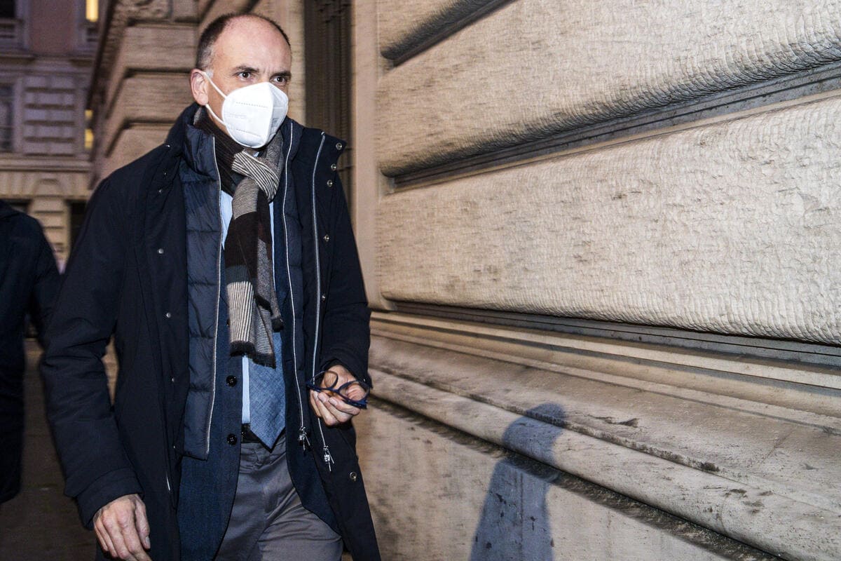 Il segretario del Partito Democratico Enrico Letta in piazza del Parlamento durante le elezioni del Presidente della Repubblica alla Camera dei Deputati a Montecitorio, Roma, 27 gennaio 2022.