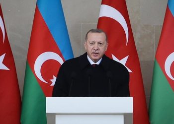Erdogan alla Parata militare della vittoria organizzata dal presidente azero a Baku il 10 dicembre 2020 per celebrare la riconquista di molti territori da parte dell’Azerbaigian nella guerra del Nagorno Karabakh