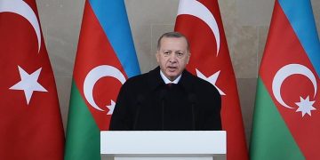 Erdogan alla Parata militare della vittoria organizzata dal presidente azero a Baku il 10 dicembre 2020 per celebrare la riconquista di molti territori da parte dell’Azerbaigian nella guerra del Nagorno Karabakh