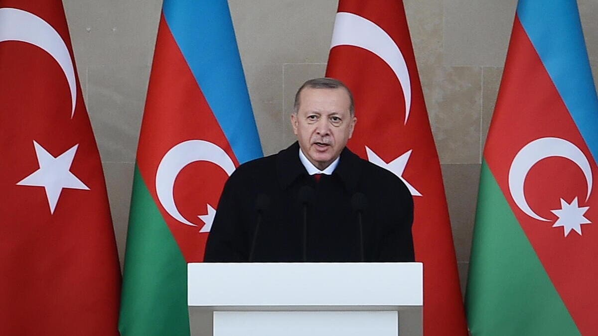 Erdogan alla Parata militare della vittoria organizzata dal presidente azero a Baku il 10 dicembre 2020 per celebrare la riconquista di molti territori da parte dell’Azerbaigian nella guerra del Nagorno Karabakh 