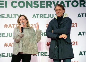 Giorgia Meloni, leader di Fratelli d'Italia, con il ct della Nazionale di calcio, Roberto Mancini, sul palco di Atreju lo scorso dicembre (foto Ansa)