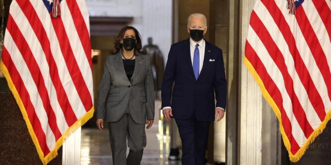 Joe Biden e Kamala Harris in occasione del primo anniversario dell'assalto a Capitol Hill