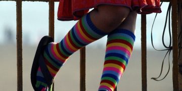 Una ragazzina in India veste calze arcobaleno per la causa Lgbt e transgender