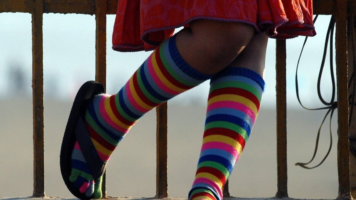 Una ragazzina in India veste calze arcobaleno per la causa Lgbt e transgender