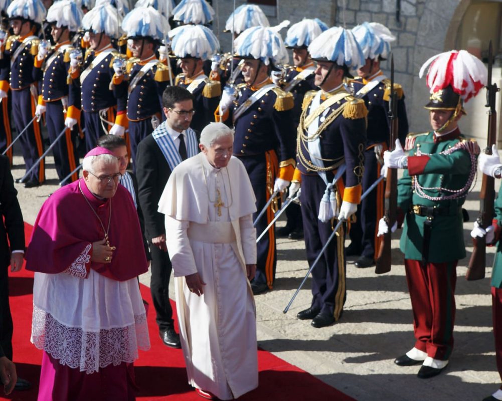 Papa Benedetto XVl nel palazzo del governo di San Marino ricevuto dai Capitani Reggenti Maria Luisa Berti e Filippo Tamagnini (dietro il Papa) e dal vescovo mons.Luigi Negri nell'ambito della visita pastorale alla diocesi di San Marino oggi, 19 Giugno 2011.