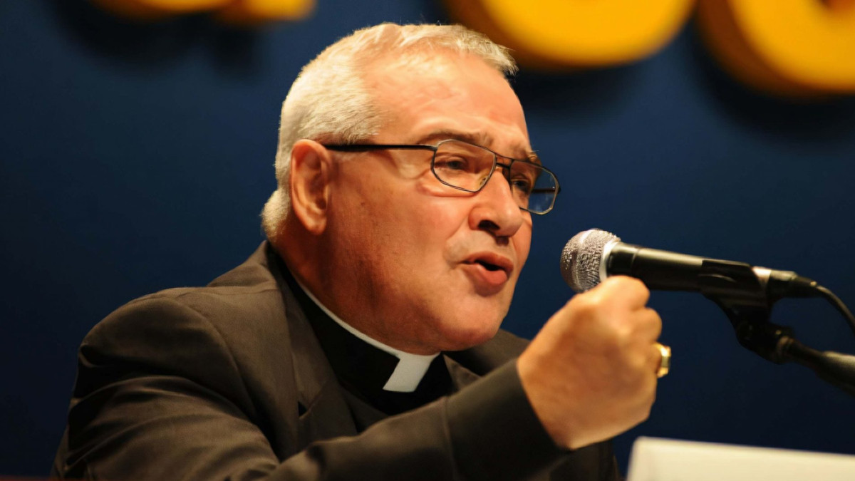 Luigi Negri sul palco del Meeting di Rimini