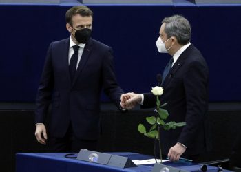 Il presidente francese, Emmanuel Macron, e il premier italiano, Mario Draghi (foto Ansa)