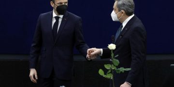 Il presidente francese, Emmanuel Macron, e il premier italiano, Mario Draghi (foto Ansa)