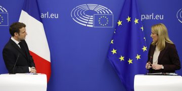 Emmanuel Macron in conferenza stampa congiunta con la neopresidente del Parlamento europeo Roberta Metsola