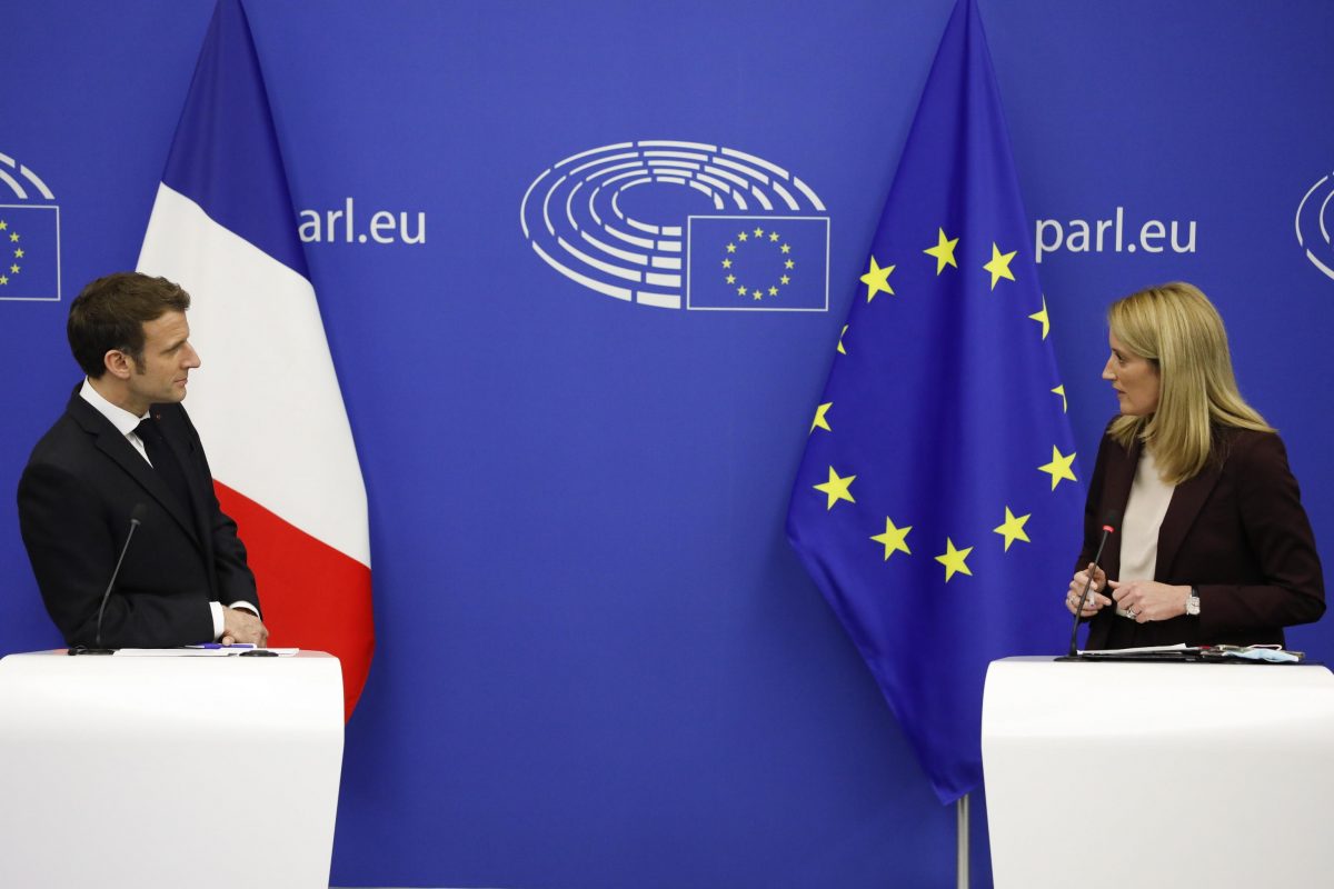 Emmanuel Macron in conferenza stampa congiunta con la neopresidente del Parlamento europeo Roberta Metsola