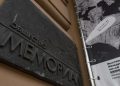La targa all'ingresso della sede moscovita di Memorial in Russia