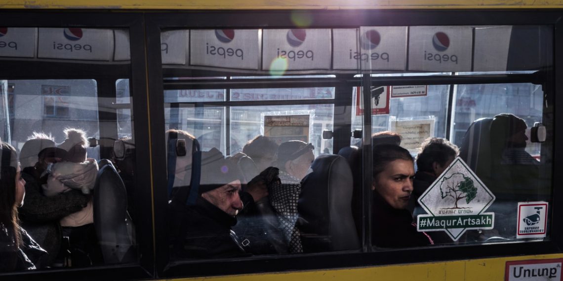 Passeggeri a bordo di un autobus a Stepanakert, Nagorno-Karabakh