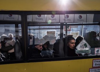 Passeggeri a bordo di un autobus a Stepanakert, Nagorno-Karabakh