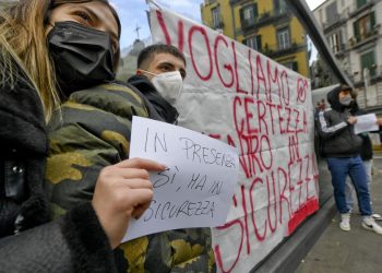 Il sit-in degli studenti liceali a Napoli per dire No alla Dad. Il Tar Campania ha sospeso l’ordinanza di De Luca sulla chiusura delle scuole