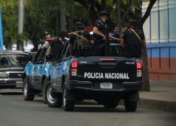 Agenti delle forze speciali della polizia nazionale pattugliano le vie di Managua, in Nicaragua, il giorno in cui Ortega ha iniziato il suo quinto mandato da presidente (foto Ansa)