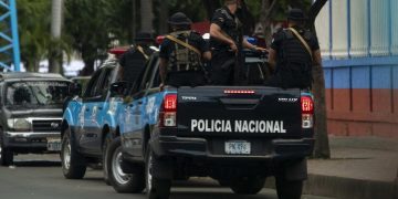 Agenti delle forze speciali della polizia nazionale pattugliano le vie di Managua, in Nicaragua, il giorno in cui Ortega ha iniziato il suo quinto mandato da presidente (foto Ansa)