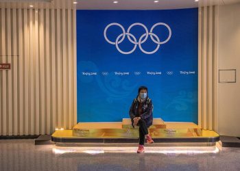 Una donna in visita alla Olympic Tower di Pechino, lo scorso 16 dicembre (foto Ansa)