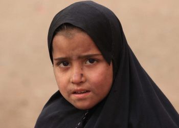 Una ragazzina posa per una foto in Pakistan