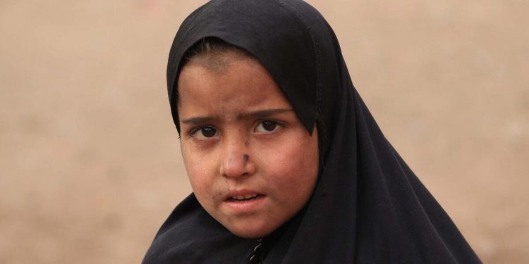 Una ragazzina posa per una foto in Pakistan