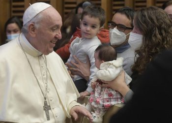 Papa Francesco in compagnia di alcuni bambini